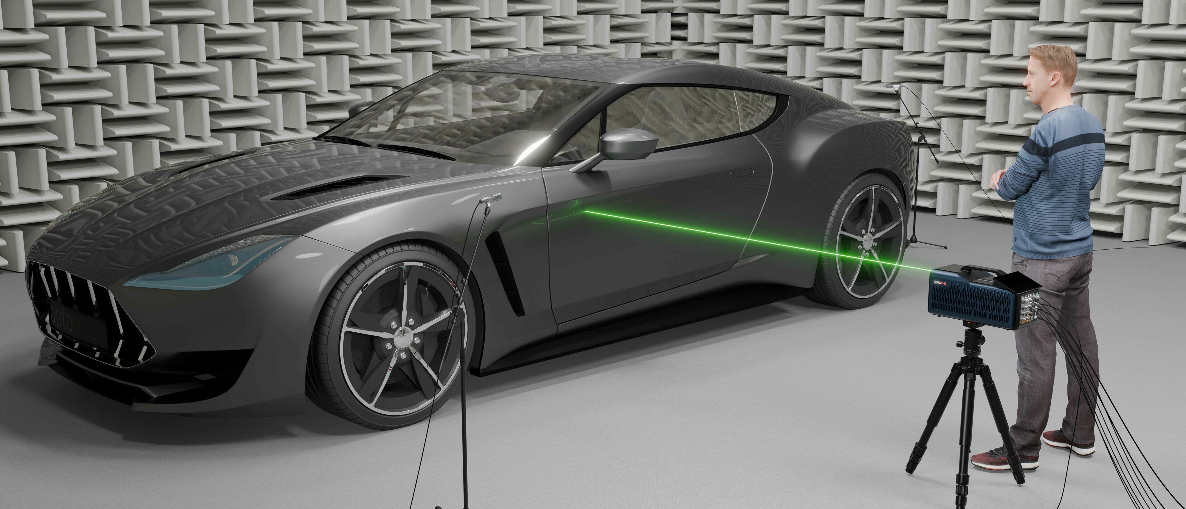 Ein Ingenieur verwendet ein Laser-Doppler-Vibrometer, um die Schwingungen eines Autos in einem schalltoten Raum zu analysieren. Der grüne Laserstrahl ist auf die Autotür gerichtet, um genaue Schwingungsdaten zu erfassen. Das Auto befindet sich in einer speziellen akustischen Umgebung, die Messungen ohne Störgeräusche von außen ermöglicht.